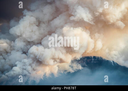 Hélicoptère en panaches de fumée à la réduction des risques d'incendie au Mont solitaire, Blue Mountains, Australie Banque D'Images