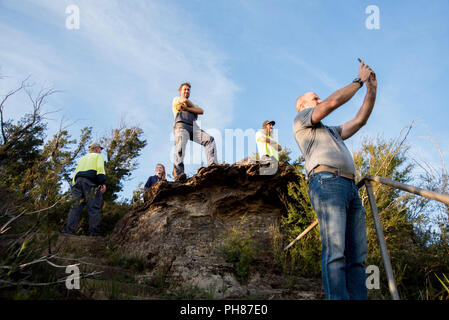 Personnes regardant la réduction des risques d'incendie au Mont solitaire, Blue Mountains, Australie Banque D'Images