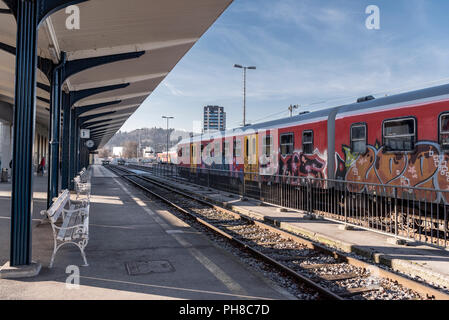 Plate-forme vide un jour froid de décembre dans la gare principale de Ljubljana Banque D'Images