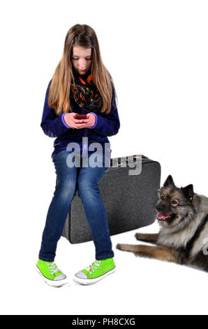 Cool fille avec valise et chien Banque D'Images