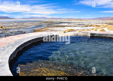 Laguna y Termas de Polques piscine thermale avec le Salar de Chalviri en arrière-plan, Reserva Eduardo Avaroa, Potosi, Bolivie Banque D'Images