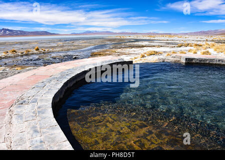 Laguna y Termas de Polques piscine thermale avec le Salar de Chalviri en arrière-plan, Reserva Eduardo Avaroa, Potosi, Bolivie Banque D'Images