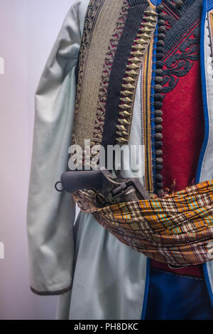 Ulcinj, Monténégro - Avril 2018 : costume folklorique balkanique traditionnelle exposée dans le musée de la Vieille Ville Banque D'Images