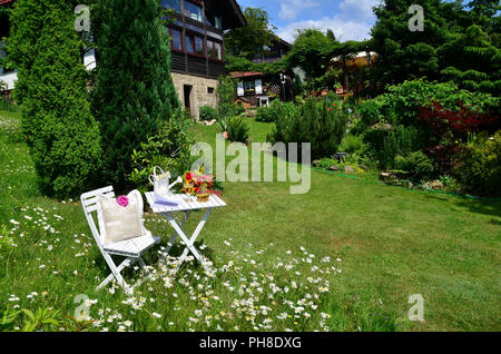 Pause dans le jardin en été Banque D'Images