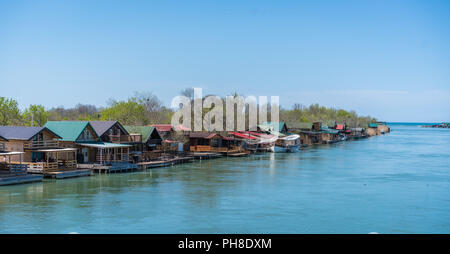 Ada Bojana, Monténégro - Avril 2018 : des petites maisons en bois et de restaurants sur la rive de la rivière Bojana Ada près de Ulcinj Banque D'Images