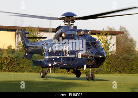 AS 332 L1 hélicoptère Super Puma de la Pol Banque D'Images