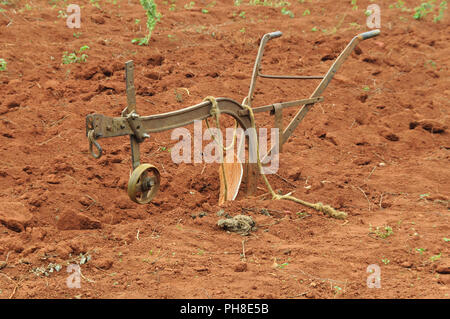 Machines agricoles, charrue d'un champ. Banque D'Images