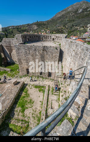 Stari Bar, Monténégro - Avril 2018 : les touristes marcher parmi les murs massifs des ruines de l'ancienne citadelle Banque D'Images