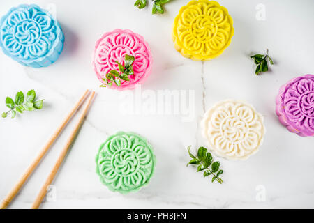 La fête traditionnelle chinoise de la nourriture, des gâteaux de riz coloré snowskin mooncakes avec différentes garnitures, Banque D'Images