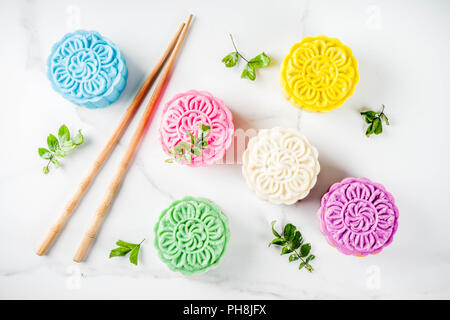 La fête traditionnelle chinoise de la nourriture, des gâteaux de riz coloré snowskin mooncakes avec différentes garnitures, Banque D'Images