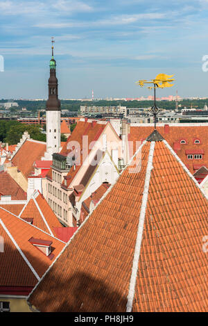 Tallinn, vue sur le toit de tuiles orange de la vieille ville médiévale du centre de Tallinn, Estonie. Banque D'Images