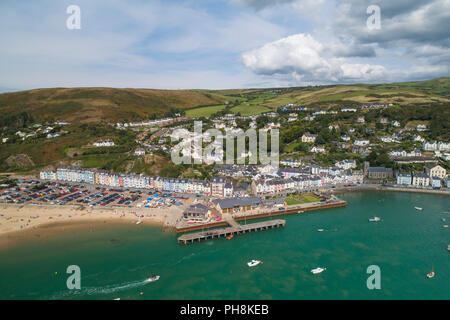 Un drone aérien vue de Aberdyfi - une petite ville galloise et station balnéaire sur l'embouchure de l'estuaire Dyfi, Gwynedd, Parc National de Snowdonia, le Nord du Pays de Galles UK (fait par un arc autorisés et assurés de l'opérateur de drones) Banque D'Images