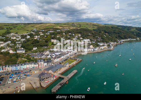 Un drone aérien vue de Aberdyfi - une petite ville galloise et station balnéaire sur l'embouchure de l'estuaire Dyfi, Gwynedd, Parc National de Snowdonia, le Nord du Pays de Galles UK (fait par un arc autorisés et assurés de l'opérateur de drones) Banque D'Images