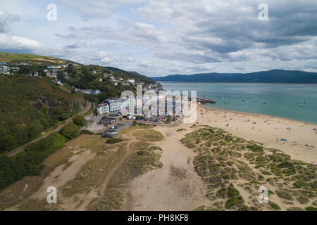 Un drone aérien vue de Aberdyfi - une petite ville galloise et station balnéaire sur l'embouchure de l'estuaire Dyfi, Gwynedd, Parc National de Snowdonia, le Nord du Pays de Galles UK (fait par un arc autorisés et assurés de l'opérateur de drones) Banque D'Images