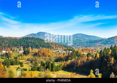 Une campagne magnifique paysage de ville de Lokve dans Gorski Kotar, Croatie, à l'automne, vue panoramique Banque D'Images