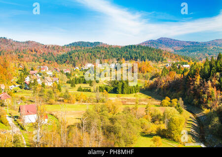 Une campagne magnifique paysage de ville de Lokve dans Gorski Kotar, Croatie, à l'automne, vue panoramique Banque D'Images