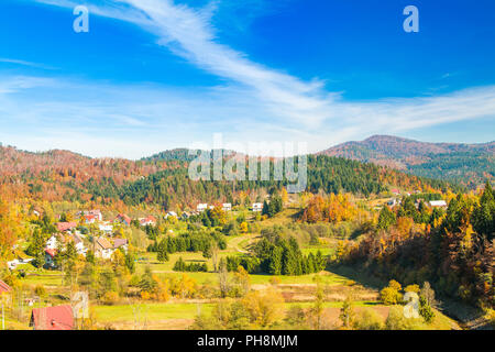 Une campagne magnifique paysage de ville de Lokve dans Gorski Kotar, Croatie, à l'automne, vue panoramique Banque D'Images