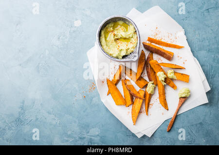 Trempette à l'avocat dans un bol d'épices et pommes de terre sur la table. Vue de dessus. Concept Alimentation saine Régime propre Banque D'Images