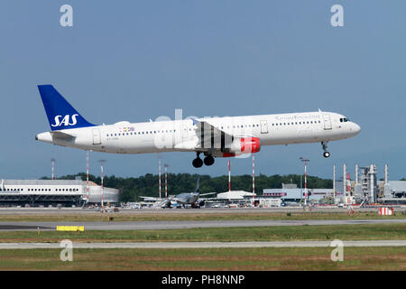 SAS Scandinavian Airlines Airbus A321-200 (OY-KBK) à Milan - Malpensa (MXP / LIMC) Italie Banque D'Images