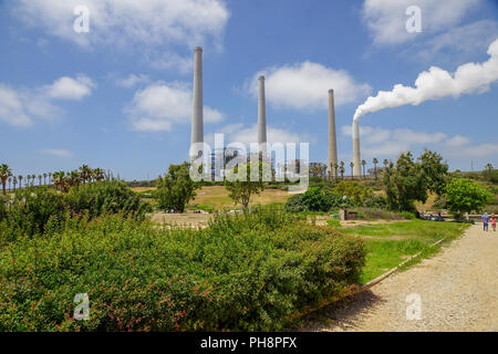 La vapeur est déchargé d'un fumée en Orot Rabin power station de Hadera, Israël Banque D'Images