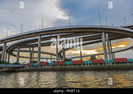 Soirée à Bhumibol Bridge Banque D'Images