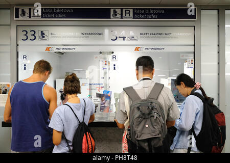 Pologne Varsovie passagers acheter les billets de train à la PKP Intercity billetterie à la gare centrale de Varsovie Banque D'Images