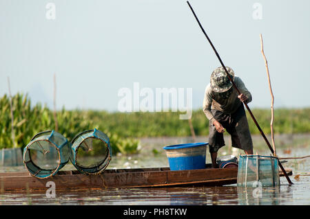 Dans le sud de la Thaïlande pêcheur pêcheur dans le sud de la Thaïlande Banque D'Images