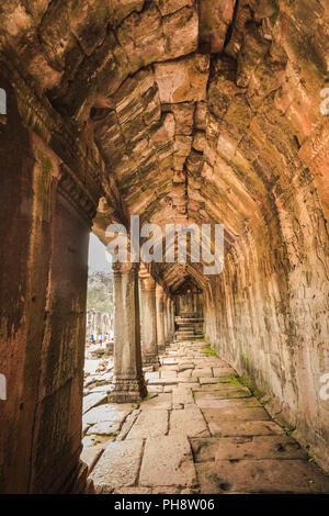 Couloir avec sculpture sur le mur à Angkor Thom Banque D'Images