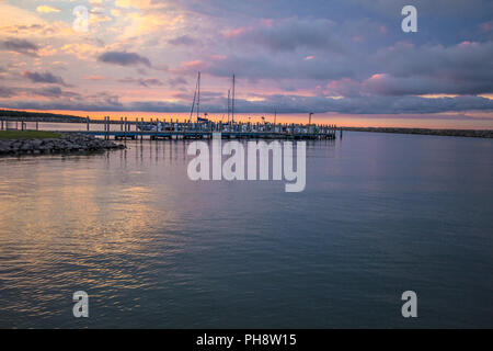 Bateau à fond de ciel coucher de soleil.. Michigan marina le long de la côte des Grands Lacs avec un beau coucher de ciel. Cheboygan, Michigan. Banque D'Images