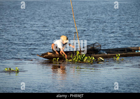 Pêcheur dans le sud de la Thaïlande avec des pièges à poissons pêcheur dans le sud de la Thaïlande avec nasses Banque D'Images