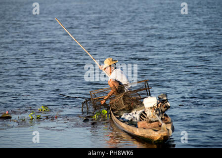 Pêcheur dans le sud de la Thaïlande avec des pièges à poissons pêcheur dans le sud de la Thaïlande avec nasses Banque D'Images