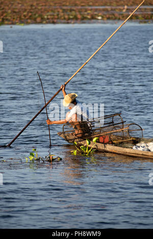 Pêcheur dans le sud de la Thaïlande avec des pièges à poissons pêcheur dans le sud de la Thaïlande avec nasses Banque D'Images