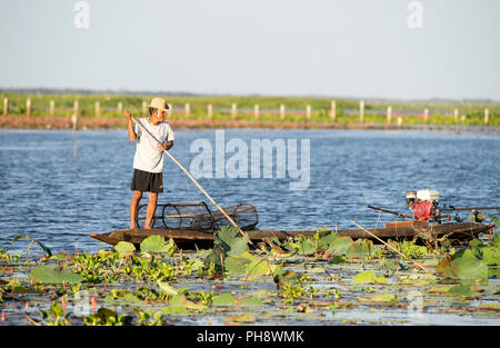 Pêcheur dans le sud de la Thaïlande avec des pièges à poissons pêcheur dans le sud de la Thaïlande avec nasses Banque D'Images