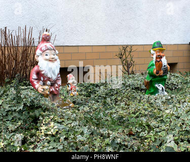 Les nains de jardin dans une cour avant allemand Banque D'Images