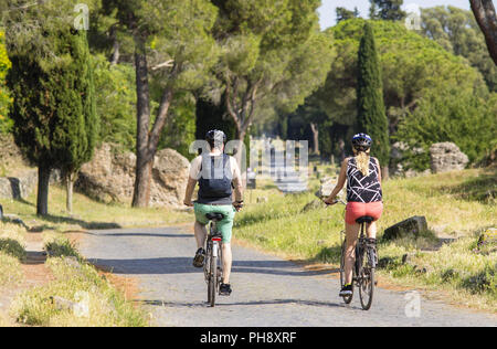 Randonnée à vélo le long de l'Appia Antica à Rome dans un parc archéologique au cours de l'été Banque D'Images
