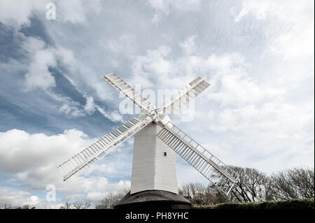 Le moulin de Jill avec de grandes voiles blanches connu sous le coups contre un ciel bleu à Clayton, de poufs East Sussex, Royaume-Uni. Banque D'Images