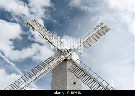 Le moulin de Jill avec de grandes voiles blanches connu sous le coups contre un ciel bleu à Clayton, de poufs East Sussex, Royaume-Uni. Banque D'Images