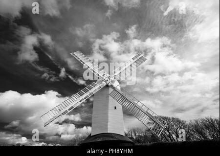 Le moulin de Jill avec de grandes voiles blanches connu sous le coups contre un ciel bleu à Clayton, de poufs East Sussex, Royaume-Uni. Banque D'Images