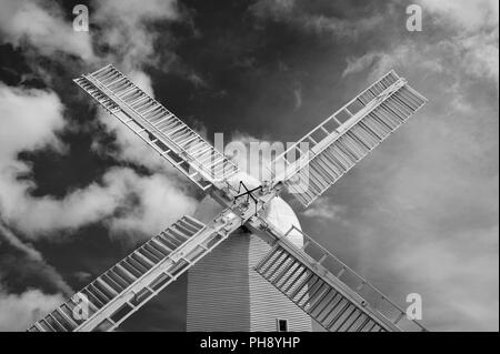 Le moulin de Jill avec de grandes voiles blanches connu sous le coups contre un ciel bleu à Clayton, de poufs East Sussex, Royaume-Uni. Banque D'Images