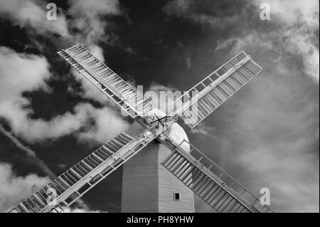 Le moulin de Jill avec de grandes voiles blanches connu sous le coups contre un ciel bleu à Clayton, de poufs East Sussex, Royaume-Uni. Banque D'Images