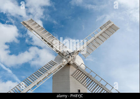 Le moulin de Jill avec de grandes voiles blanches connu sous le coups contre un ciel bleu à Clayton, de poufs East Sussex, Royaume-Uni. Banque D'Images