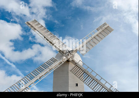 Le moulin de Jill avec de grandes voiles blanches connu sous le coups contre un ciel bleu à Clayton, de poufs East Sussex, Royaume-Uni. Banque D'Images