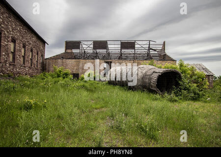 Des bâtiments abandonnés à la Quincy Mine de cuivre dans la Péninsule Supérieure du Michigan. C'est un site de l'United States National Historic Park Keweenaw. Banque D'Images