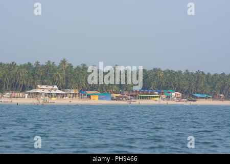 Goa, Inde - Juillet 8, 2018 - Les touristes et les habitants sur la plage de Palolem - Goa Banque D'Images