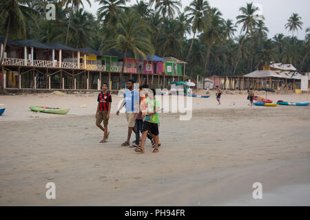 Goa, Inde - Juillet 8, 2018 - Les touristes et les habitants sur la plage de Palolem - Goa Banque D'Images