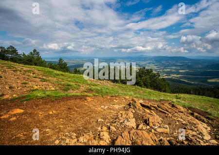 Vue paysage de pic noir sur la montagne Divcibare en Serbie. Paysage de rochers et de conifères et les montagnes en arrière-plan Banque D'Images