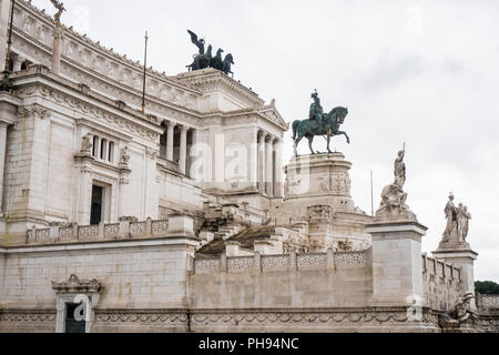 Autel de la patrie ou Vittoriano, le monument à Rome construit pour Vittorio Emanuele II, le premier roi d'Italie Banque D'Images