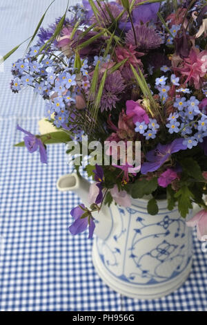 Fleurs sauvages dans un vase comme un pot de café adapté Banque D'Images