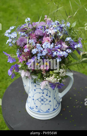 Fleurs sauvages dans un vase comme un pot de café adapté Banque D'Images