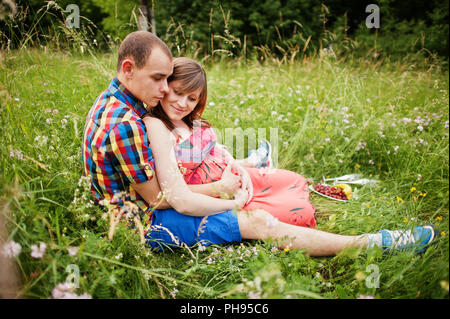 Happy young couple expecting baby, femme enceinte avec mari Banque D'Images